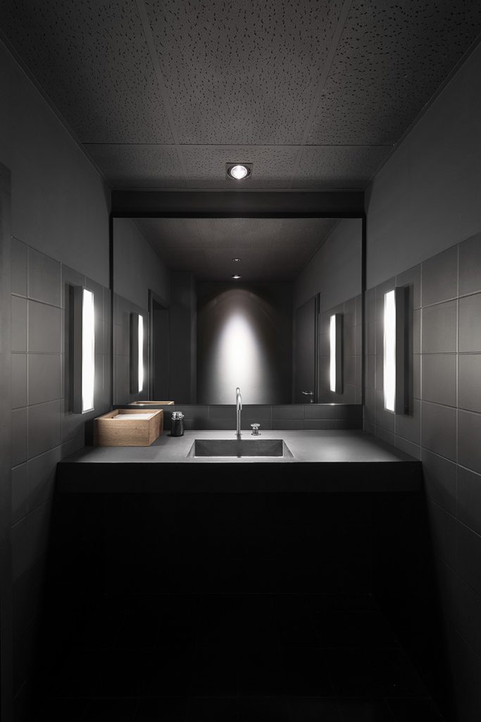 Komplett anthrazitfarbenes Gäste-WC mit Lichtleisten, großem Spiegel und Holzbox